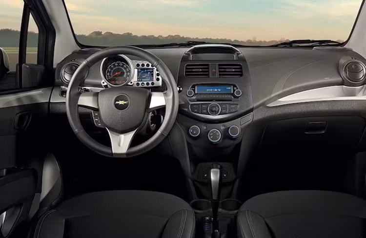 Ra mắt lần đầu vào năm 2009, Chevrolet Spark vẫn có thiết kế khá ưa nhìn. Một số trang bị nổi bật như màn hình hiển thị thông tin, vô lăng 3 chấu tích hợp điều chỉnh âm thanh, hệ thống giải trí CD/Mp3 4 loa, chìa khóa điều khiển từ xa tích hợp tính năng tìm xe, kết nối USB/AUX, ABS, cảm biến lùi...