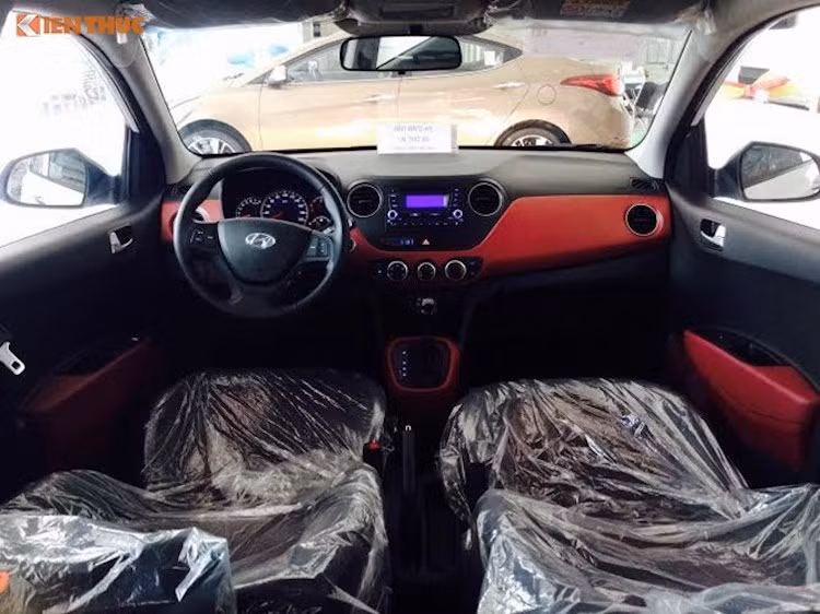 Grand i10 dài 3.765 mm, rộng 1.660 mm, là chiếc xe dài nhất trong phân khúc hatchback cỡ nhỏ và có khoang hành lý 256 lít. Do được dựa trên nền tảng i10 nên nhiều khả năng Morning thế hệ thứ 3 sắp ra mắt cũng sẽ có kích thước tương tự. Giống như Morning Si, phiên bản Grand i10 cao nhất cũng có hệ thống thông tin giải trí với màn hình cảm ứng 7 inch, nhưng có tính năng định vị tại Việt Nam.