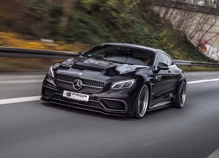 Không chỉ dừng lại ở ngoại thất, Prior Design cũng nhận nâng cấp nội thất với da Nappa và Alcantara. Bộ widebody này có thể lắp được cho mọi phiên bản S-Class Coupe thuộc thế hệ W222, bao gồm cả phiên bản thể thao nhất S65 AMG. Ngoài ra, nó cũng có thể lắp cho cả bản mui trần S-Class Cabriolet.