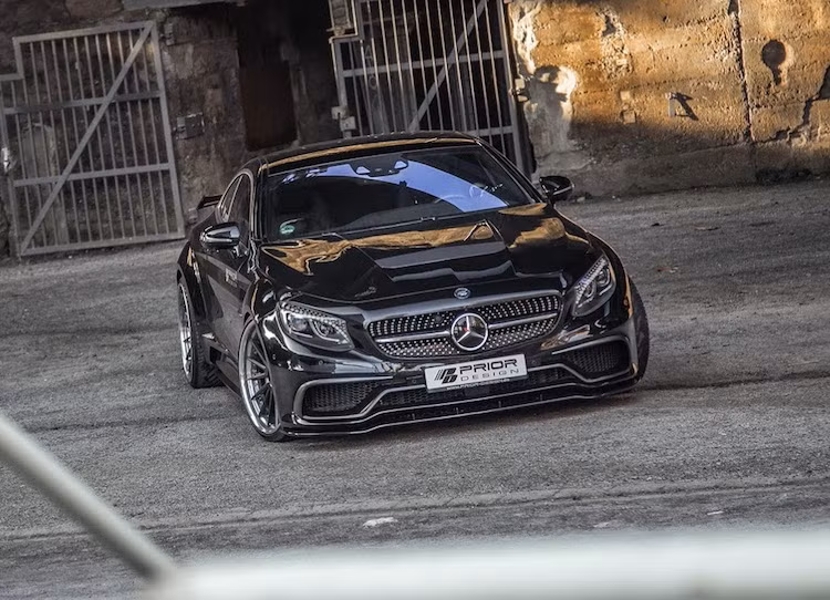 Toàn bộ cản trước của xe đã được hãng độ Prior Design thay thế khá giống phiên bản S63 hay S65 AMG nhưng có thêm một cánh khuếch tán không khí bên dưới gầm. Trong khi đó, những đường gân nổi đầy mạnh mẽ trên nắp ca-pô mới càng tạo ấn tượng về sự dữ dằn cho chiếc xe.
