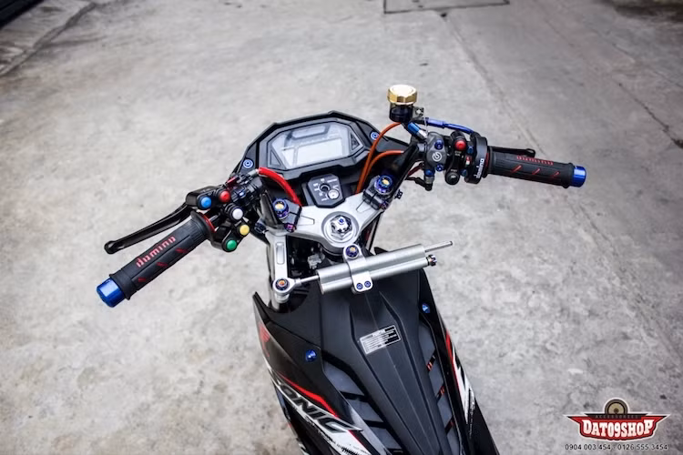 Ở bên dưới bảng đồng hồ nguyên bản, tay lái của Sonic 150R đã được lắp "hằng hà sa số" các món đồ chơi hàng hiệu, có thể kể tới gồm trợ lực Ohlins, bao tay Domino, cùm côn CRG GP, cùm phanh Brembo, tay phanh CRG Folding cùng bình dầu Antlion và cặp công tắc rút gọn. Trang điểm cho khu vực tay lái còn là hàng loạt những con ốc titan Proti.