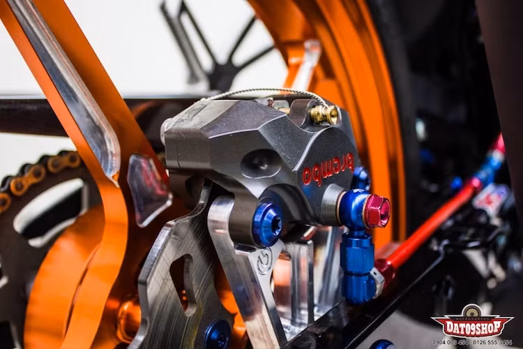 Ở phía sau, chiếc xe cũng có hệ thống phanh được nâng cấp với heo Brembo Billet, pát nhôm CNC cùng đĩa Galfer và pen đạp Brembo.