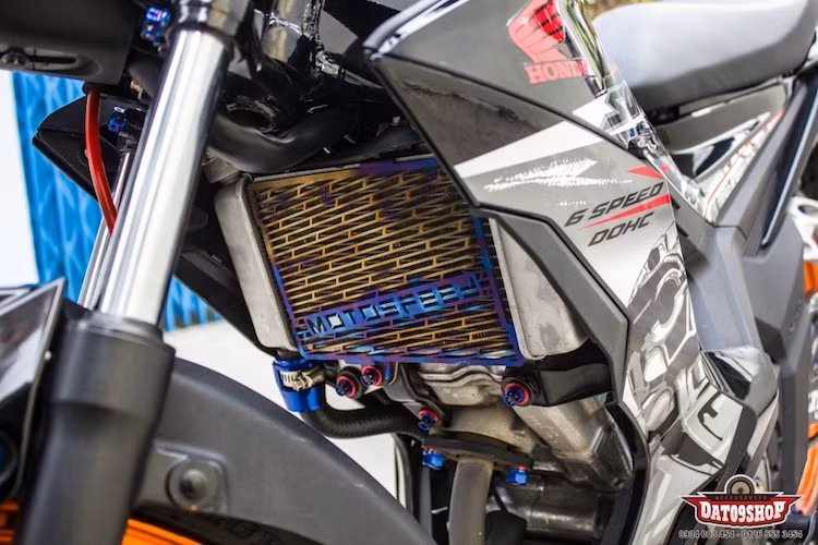 Khối động cơ 150 cc DOHC xi-lanh đơn 16 mã lực của Sonic 150R cũng được chủ xe giữ nguyên, chỉ trang trí lại với dàn ốc titan Proti. Ngoài ra, két nước làm mát của chiếc xe cũng được bảo vệ bởi tấm lưới chắn bằng titan của hãng Motospeed.