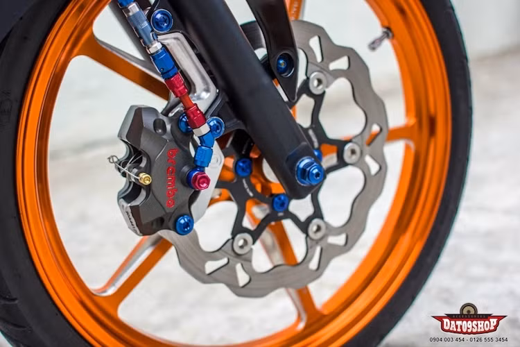 Trên chiếc xe này, bộ mâm 6 cánh kép khá độc đáo của Sonic 150R đã được chủ xe thay bằng mâm Racing Boy 5 cây CNC đẹp mắt, với mức giá bán lên tới khoảng 20 triệu đồng. Ở bánh trước, chiếc xe còn có hệ thống phanh được nâng cấp với heo Brembo Billet và đĩa Galfer.