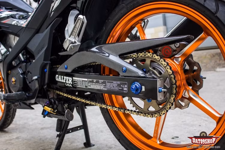 Nằm bên cạnh mâm Racing Boy CNC ở phía sau, chiếc xe đã có hệ nhông - sên - đĩa thay mới cùng chắn xích bằng sợi carbon đẹp mắt.