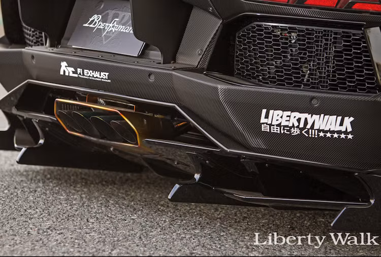 Ở phía sau, chiếc xe còn có hệ thống xả thể thao của FI Exhaust, khiến âm thanh từ khối động cơ động cơ V12 dung tích 6,5 lít, công suất 700 mã lực tại vòng tua máy 8.250 vòng/phút và mô-men xoắn cực đại 690 Nm ở vòng tua 5.500 vòng/phút "gào thét" một cách đầy mê hoặc.