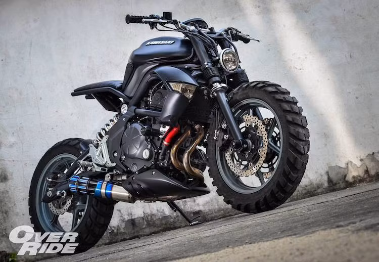 Ở phía trước, cụm đèn pha nguyên bản của ER-6N đã được K-Speed loại bỏ, thay vào đó là một đèn pha LED chóa tròn nhỏ gọn đặt giữa cặp phuộc sơn đen của chiếc xe. Để ER-6N có dáng "ngầu" hơn, K-Speed cũng đã hạ thấp phuộc của chiếc xe xuống khoảng 3 cm.