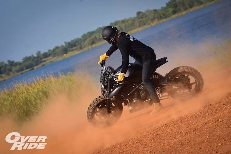 Lấy cảm hứng từ những chiếc xe "hàng nát" đầy vũ khí trong bộ phim Mad Max, xưởng K-Speed tại Thái Lan đã độ lại chiếc naked bike Kawasaki ER-6N với vẻ ngoài cực "ngầu" và nam tính.