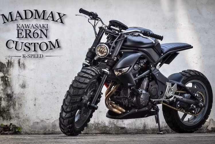 Là một xưởng độ khá có tiếng tại Thái Lan, K-Speed ở Bangkok cũng đã nhận ra rằng chiếc ER-6N có thể trở thành "gốc" cho một bản độ "ngầu" hơn nữa. Chính vì vậy lấy cảm hứng từ những chiếc xe "chắp vá" nhưng được trang bị vũ khí "tận răng" xuất hiện trong siêu phẩm Mad Max, xưởng độ này đã bắt tay vào "lột xác" ER-6N theo phong cách này.