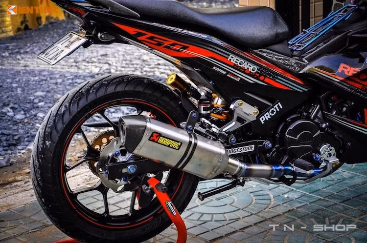 Khối động cơ nguyên bản của Exciter 150 được giữ nguyên, chỉ trang trí lại với nắp thăm dầu CNC và cổ pô titan, dẫn tới cây pô Akrapovic Titan cho tiếng nổ đầy uy lực.