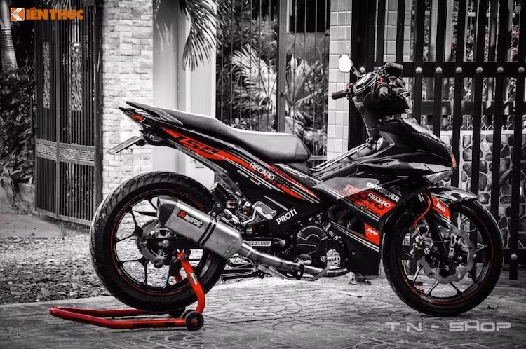 Với các đồ chơi "hàng hiệu, chiếc xe côn tay Yamaha Exciter 150 độ kiểng của một biker miền Tây đã trở nên đầy hấp dẫn và thể thao, đặc biệt khi chủ xe đã chọn cho nó "dàn áo" với tem màu đỏ - đen đơn giản nhưng đẹp mắ và đầy cuốn hút.