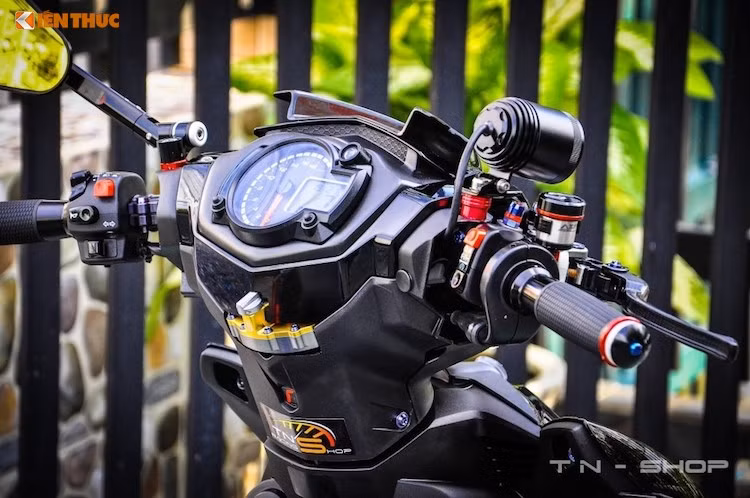 Tay lái của chiếc Exciter này còn được nâng cấp thêm với nhiều phụ kiện "hàng hiệu" khác như đèn LED L4, đồng hồ Koso RX2N, gương chiếu hậu Rizoma Elisse và trợ lực trung tâm Scott.