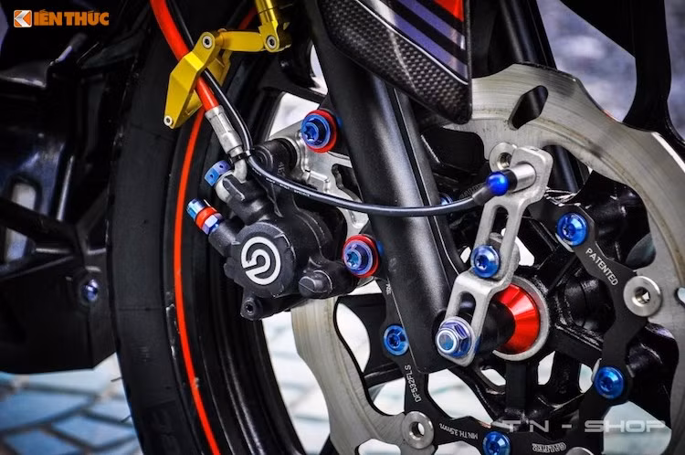 Ở phía trước, chiếc xe được nâng cấp "dàn chân" với mâm phong cách Yamaha R3, heo Brembo 1 pis, đĩa hoa Galfer cùng kẹp dây phanh và hàng loạt các con ốc Proti.