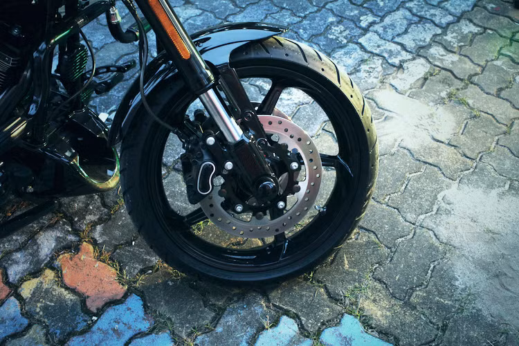 Pro Street Breakout CVO sở hữu cặp mâm với thiết kế 5 cánh kép đặc biệt, được Harley-Davidson gọi là Scorched Chrome Custom Aggressor, đi kèm lốp kích thước 130/60/21 ở bánh trước. Hệ thống phanh trước đĩa kép với ABS là trang bị chuẩn cho xe. Nằm bên dưới gầm xe, phía trước động cơ còn có thêm một "mỏ cày" với kiểu dáng thể thao.