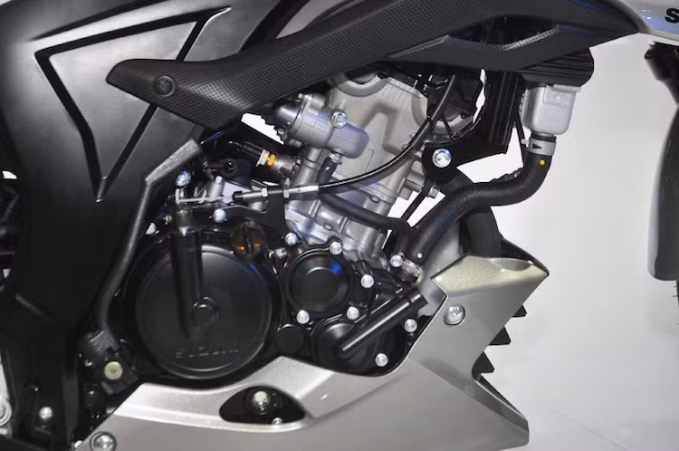 Cung cấp sức mạnh cho xe là khối động cơ xi-lanh đơn DOHC phun xăng điện tử, làm mát bằng nước với dung tích 150 cc có công suất lên tới 18 mã lực và mô-men xoắn 13,8 Nm tương tự như Raider 150 Fi. Thay đổi mang tính quyết định tới công suất lớn hơn của động cơ đó là hệ thống phun xăng điện tử 2 vòi phun và ECU điều khiển riêng biệt mà Suzuki đã trang bị cho xe.