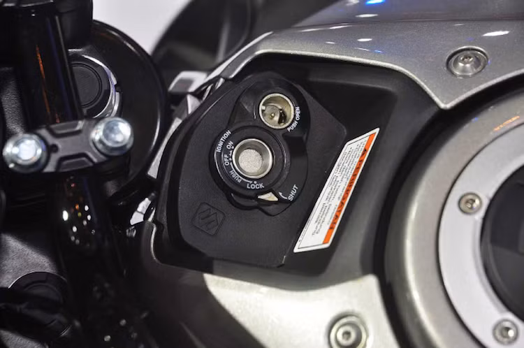 Tuy nhiên phiên bản GSX-S150 tại Indonesia sẽ không còn được trang bị hệ thống khóa thông minh Smartkey như GSX-R125 ở châu Âu, thay vào đó là ổ khóa từ 2 nấc tương tự Suzuki Raider 150 thế hệ mới.