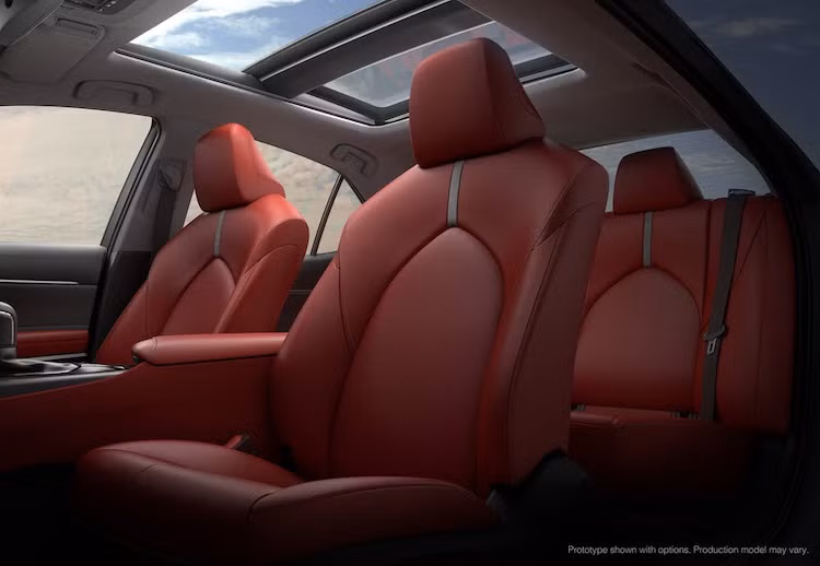 Từng ghế ngồi một cũng đã được Toyota thiết kế lại để đem tới cảm giác ngồi thoải mái hơn, cùng với các chất liệu cao cấp với bề mặt mịn, mềm và dễ chịu hơn. Các trang bị trợ giúp và an toàn cũng được nâng cấp với hệ thống cảnh báo va chạm, nhận biết người đi bộ, giữ ga tự động thông minh, cảnh báo chuyển làn, đèn pha tự động, 10 túi khí...