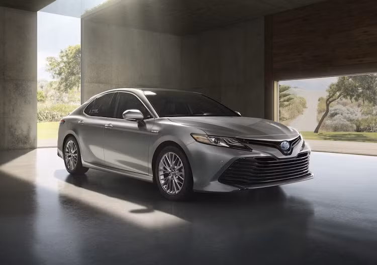 Camry thế hệ mới sẽ sử dụng khung sàn hoàn toàn mới so với thế hệ trước với tên gọi Toyota New Global Architecture (TNGA). Được Toyota dùng cho nhiều dòng xe khác sắp tới, TNGA sẽ sử dụng nhiều thép cường lực và công nghệ đúc mới để tăng độ cứng cấu trúc thân xe mà không tăng quá nhiều trọng lượng.
