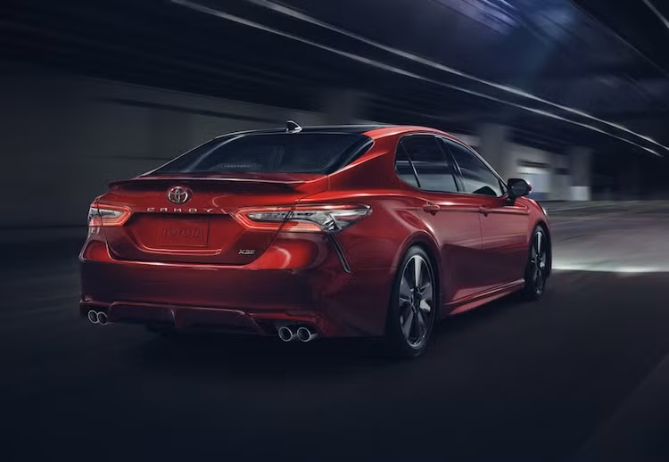 Tại Mỹ, Camry 2018 sẽ được bán với 4 phiên bản là LE, XLE, SE và XSE. Trong đó, 2 phiên bản SE và XSE sẽ có ngoại hình kiểu thể thao và LE cùng XLE hướng tới vẻ ngoài sang trọng. Giá và ngày bán ra của Camry 2018 tại thị trường này chưa được công bố.