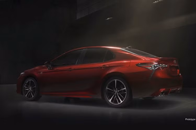Tùy từng phiên bản theo phong cách thể thao hay sang trọng, Camry sẽ được trang bị mâm đúc nhiều nan 18 inch hoặc 5 nan kép 19 inch. Ở phía sau, chiếc xe gây ấn tượng bởi cặp đèn hậu LED nối tiếp các khe gió "giả" tạo điểm nhấn.