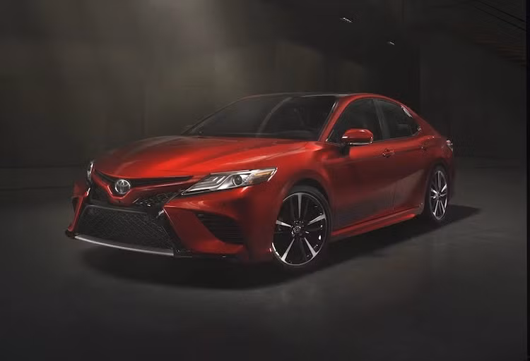 Được áp dụng ngôn ngữ "Keen Look" mới nhất của Toyota, Camry thế hệ mới gây ấn tượng ngay từ cái nhìn đầu tiên với cụm lưới tản nhiệt cực lớn cùng các đèn pha LED sắc sảo. Trên phiên bản cao cấp và thể thao nhất XSE, "bộ mặt" của xe thậm chí còn khá giống Lexus với lưới tản nhiệt bẻ góc hình con suốt.