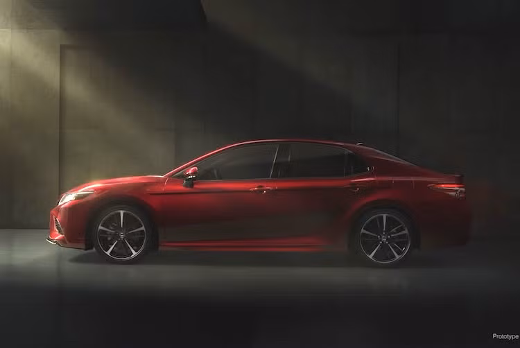 Phần thân của Camry cũng đã được Toyota thiết kế lại một cách cân đối và đẹp mắt hơn. Hiện chưa rõ sự thay đổi về kích thước của Camry mới so với thế hệ cũ, nhưng nhiều khả năng chiếc xe sẽ có kích thước tăng nhẹ để đem tới không gian rộng rãi hơn trong nội thất.