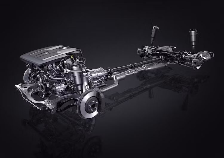 Hộp số tự động 10 cấp từ chiếc coupe hạng sang LC500 cũng được Lexus đem tới cho LS với khả năng chuyển số nhanh như hộp số ly hợp kép. Cùng với hệ dẫn động cầu sau tiêu chuẩn, chiếc xe có thể đạt 0-96 km/h chỉ trong 4,5 giây.