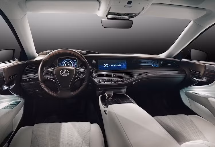 Ở bên trong cabin, Lexus LS 2018 cũng không gây thất vọng cho khi sở hữu bảng táp-lô rộng thoáng với thiết kế đẹp mắt và trang bị các tiện nghi, công nghệ cao cấp nhất. Không chỉ có hệ thống thông tin giải trí với màn hình 12,3 inch, chiếc xe còn có một màn hình cảm ứng có khả năng nhận biết chữ viết tay và tùy chọn màn hình hiển thị trên kính lớn nhất Thế giới với kích thước lên tới 24 inch.