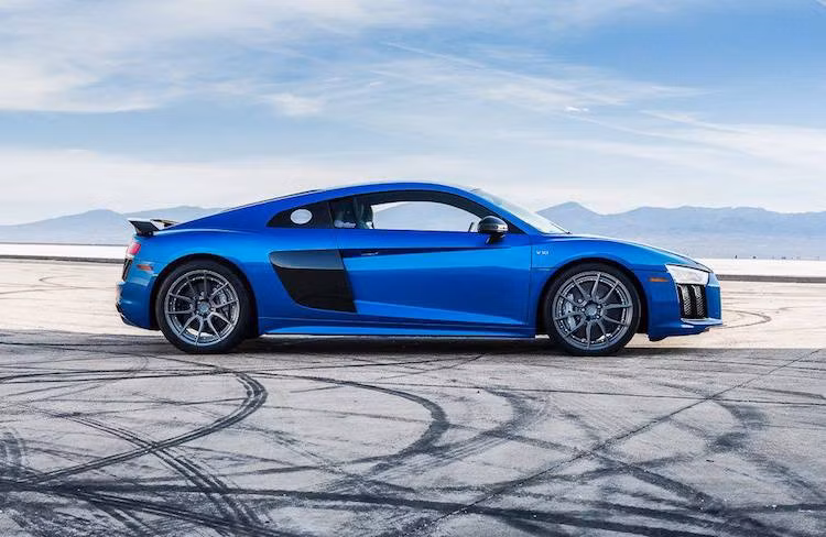 Kể từ khi ra mắt, R8 thế hệ mới đã được nhiều hãng độ khác nhau trên Thế giới nâng cấp để trở nên hoàn hảo hơn, mạnh mẽ hơn, trong đó có hãng Dallas Performance ở Mỹ. Tuy nhiên nếu nhìn vào chiếc R8 độ này, không ai có thể nghĩ rằng nó đã được Dallas Performance độ công suất "khủng" khi có vẻ ngoài 99% nguyên bản, chỉ được thay bộ mâm đúc ADV.1.