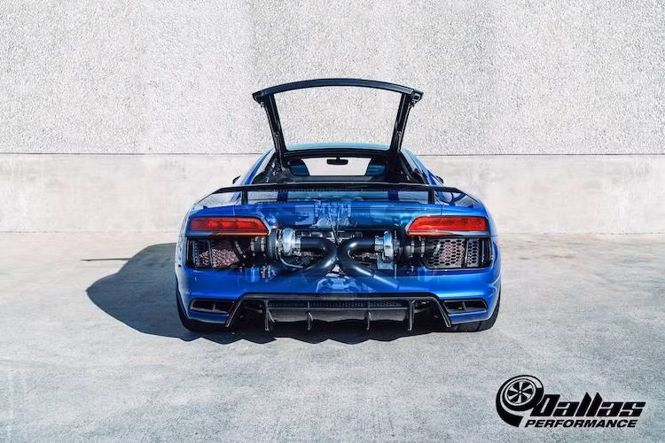 Cụ thể hơn, phiên bản R8 được hãng Dallas Performance độ lại đã có thể đạt công suất tối đa lên tới 1100 mã lực nếu dùng xăng A93 thường và lên tới 1250 mã lực nếu dùng xăng xe đua. "Bí mật" lớn nhất dẫn tới mức công suất "khủng" này là một cặp tăng áp kép được giấu gọn trong cản sau của chiếc xe.