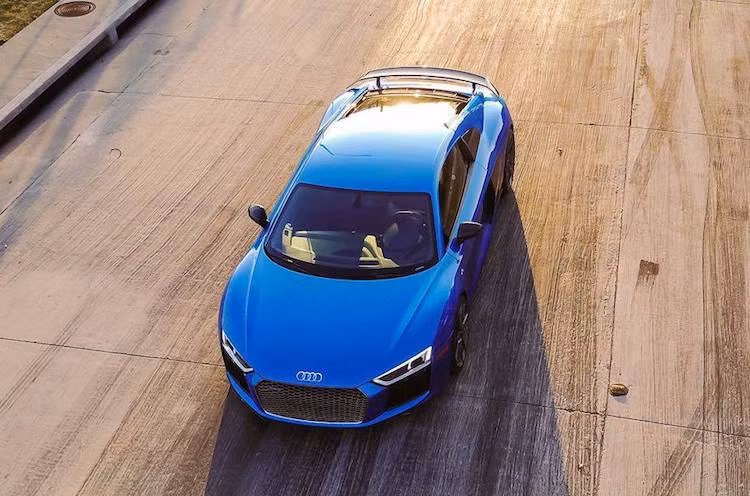 Ngoài cặp turbo lắp thêm, động cơ của xe còn được chỉnh sửa với nắp quy-lát chịu lực tốt hơn, từng thành phần được làm từ hợp kim rèn siêu cứng... Thậm chí Dallas Performance còn có thể tiếp tục nâng công suất của xe lên tới 2300 mã lực nếu khách hàng có nhu cầu.