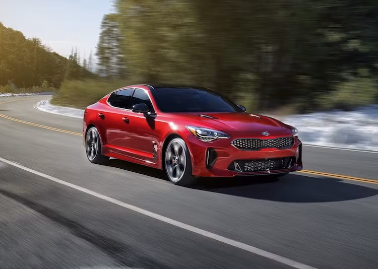 Khả năng vận hành của Stinger GT cũng được đảm bảo khi Kia đã phát triển và thử nghiệm chiếc xe ở trường đua huyền thoại Nurburgring, dưới sự lãnh đạo của ông Albert Biermann - Phó chủ tịch đội thử nghiệm và phát triển xe hiệu năng cao của Hyundai-Kia và từng "dẫn dắt" bộ phận M nổi tiếng của BMW.