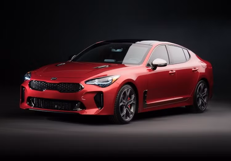 Vào năm 2011, Kia đã từng gây ấn tượng với một mẫu xe coupe 4 cửa ý tưởng mang tên gọi GT. Tuy nhiên, không ai vào lúc đó có thể ngờ rằng 6 năm sau, mẫu xe concept này đã được Kia "hiện thực hóa" và đưa ra thị trường dưới tên gọi Kia Stinger GT mới, hướng tới phân khúc của những chiếc sedan cao cấp hạng D từ Đức như BMW 4 Series Gran Coupe, 3 Series, Mercedes C-Class...