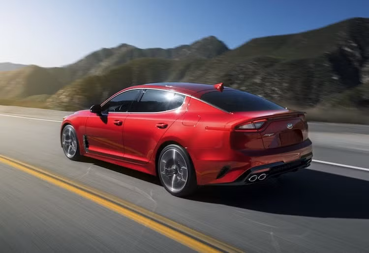 Phiên bản cao cấp nhất của xe có khả năng tăng tốc từ 0-100 km/h trong 5,1 giây và tốc độ tối đa đạt 269 km/h. Stinger GT cũng là chiếc Kia đầu tiên được trang bị hệ thống treo chủ động có khả năng điều chỉnh điện tử với tên gọi Dynamic Stability Damping Control. Cùng với tay lái trợ lực điện tử, người lái có thể điều chỉnh giữa 5 chế độ lái khác nhau của xe.