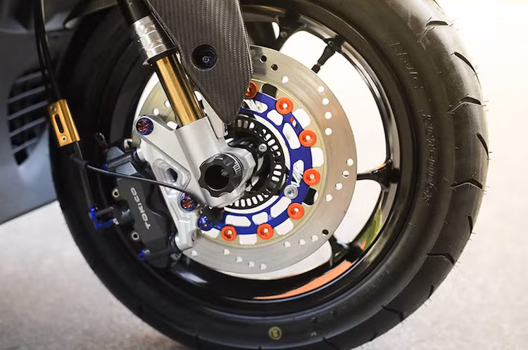 Bên cạnh dàn áo, chiếc xe còn được trang bị hàng loạt "đồ chơi" độc đáo khác. Ở phía trước, hệ thống phanh đã được nâng cấp với heo Tokico và đĩa Boushi vẫn kèm mắt đọc ABS, khiến hệ thống chống bó cứng phanh của xe hoạt động bình thường. Ngoài ra với cặp phuộc USD, NVX 155 cũng có dáng thấp hơn về phía trước và khỏe khoắn hơn.