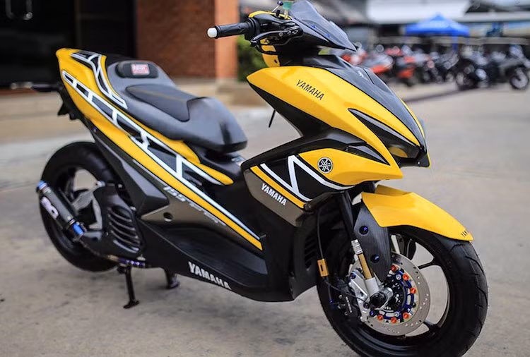 Với kiểu dáng thể thao và nhiều công nghệ trang bị sẵn, mẫu xe tay ga Yamaha NVX 155 hay Yamaha Aerox 155 đang được khá nhiều biker tại Đông Nam Á quan tâm. Theo trào lưu độ NVX 155, một chủ xe tại Thái Lan đã nâng cấp "khủng" chiếc xe với cảm hứng lấy từ những chiếc xe đua trong quá khứ và ngay cả thời nay của Yamaha.