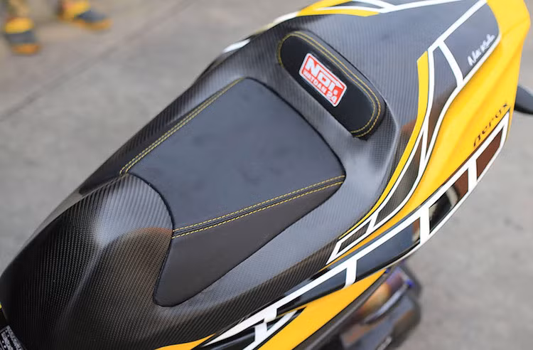 Bộ yên nguyên bản của NVX 155 đã được chủ xe thay bằng yên Noi Watdan của Thái Lan với khung yên bằng sợi carbon và chỉ có duy nhất ghế ngồi cho người lái, theo phong cách của những chiếc xe đua Yamaha.