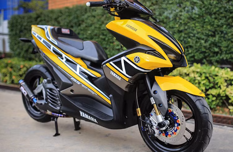 Lấy cảm hứng từ những mẫu xe đua trong quá khứ của Yamaha, một chủ xe Yamaha NVX 155 tại Thái Lan đã độ lại chiếc xe với dàn áo họa tiết Speed Block và hàng loạt "đồ chơi" độc đáo.