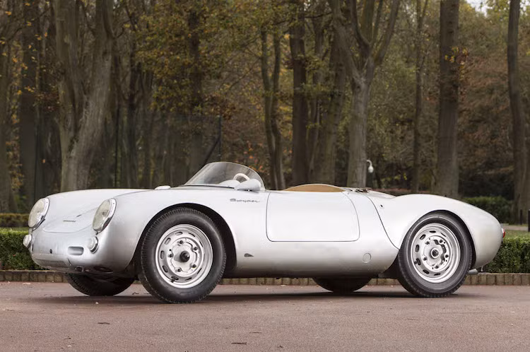 Được sản xuất từ năm 1953 tới 1956, tuy nhiên lịch sử của 550 RS Spyder lại bắt đàu từ năm 1951. Được lấy cảm hứng từ dòng Porsche 356 do chính Ferry Porsche - người sáng lập ra Porsche thiết kế cùng một số mẫu xe đua của tay dua Walter Glockler, Porsche 550 RS Spyder xuất hiện lần đầu tại triển lãm Paris năm 1953.