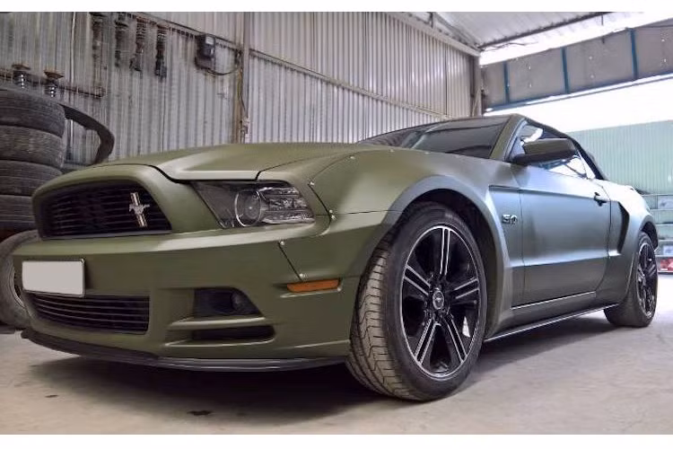 Được xưởng độ QS Performance tại Hà Nội trang bị cho bộ widebody "hàng thửa", chiếc xe thể thao mui trần Mỹ Ford Mustang GT Convertible đã càng trở nên "cơ bắp" và mạnh mẽ hơn.