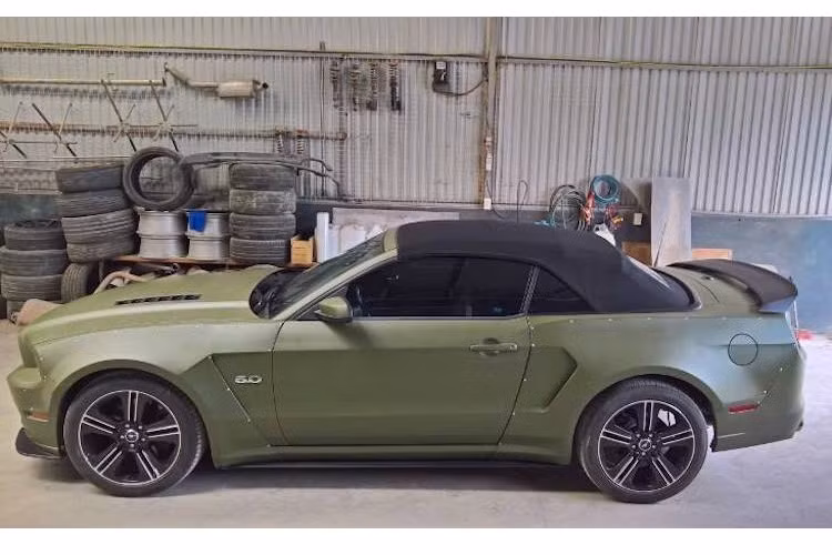 Tuy nhiên, điểm đặc biệt nhất trên bản độ này đó là bộ widebody nới rộng các vòm bánh của Ford Mustang GT Convertible, khiến chiếc xe có ngoại hình thể thao và "cơ bắp" hơn. Được bắn đinh rút vào thân xe nguyên bản, bộ widebody này đã được QS Performance "thửa riêng" cho Mustang GT lấy cảm hứng từ các gói widebody Liberty Walk hay TRA Kyoto của Nhật.