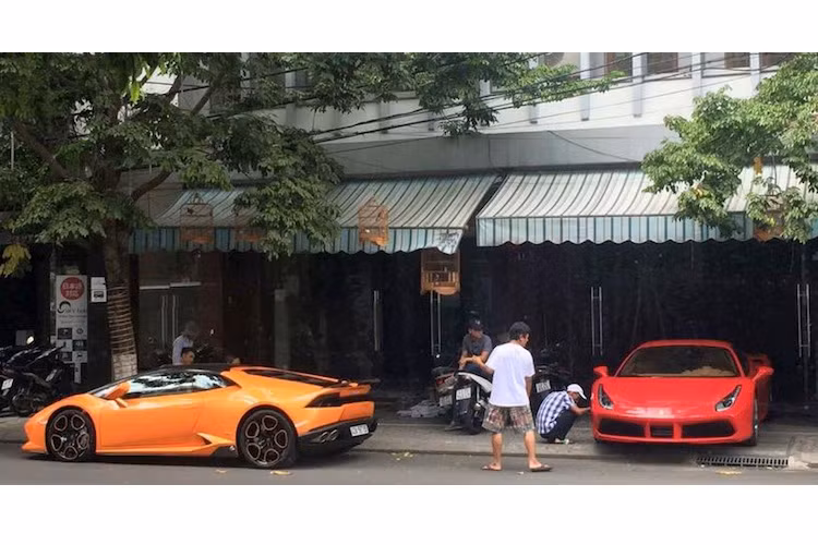 Trong năm qua, cặp đôi siêu xe Ferrari 488 GTB - Lamborghini Huracan trị giá khoảng 30 tỷ của một đại gia Đà Nẵng bí ẩn đã liên tục được những người yêu xe nhắc tới. Không chỉ là những siêu xe "khủng" hiếm hoi tại Đà Nẵng, cặp đôi này còn "ghi dấu" nhờ những biển số "siêu đẹp" và đều được độ lại bodykit ở bên ngoài.