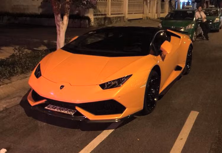 Trong đó, chiếc Lamborghini Huracan màu cam đã gây xôn xao khi lăn bánh vào khoảng tháng 4/2016 trên đường phố Đà Nẵng. Được biết siêu xe này đã có mặt tại Đà Nẵng từ đầu năm 2016 và là chiếc Huracan thứ 9 được đưa về Việt Nam.