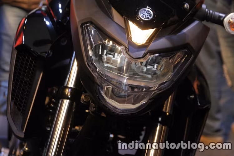 Là một mẫu naked bike của Yamaha, FZ 25 chịu ảnh hưởng từ nhiều dòng naked khác của hãng trong thời gian gần đây. Ở phía trước, chiếc xe có cụm đèn pha LED kết hợp đèn demi phong cách TFX150 nhưng mềm mại hơn.