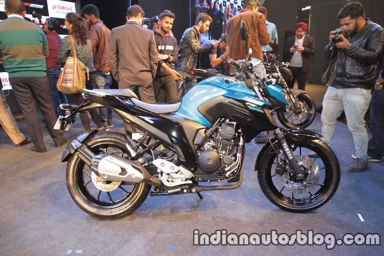 Cũng giống như MT-10, FZ 25 được thiết kế với nhiều chi tiết ốp góc cạnh ở hai bên bình xăng xe. Mẫu xe này sử dụng kết cấu khung không gian dạng kim cương và có tổng trọng lượng 148 kg.