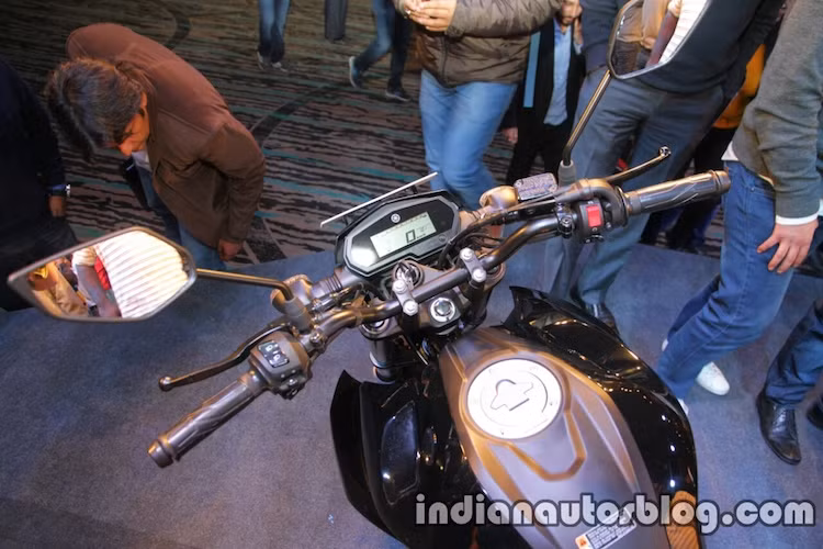 Do có ghi-đông ngắn hơn 15 mm, FZ 25 có tư thế ngồi thể thao hơn một chút so với FZ 2.0. Ngoài ra, chiếc xe còn có vị trí hông người lái tiến về phía trước thêm 30 mm và khoảng sáng gầm xe là 160 mm.