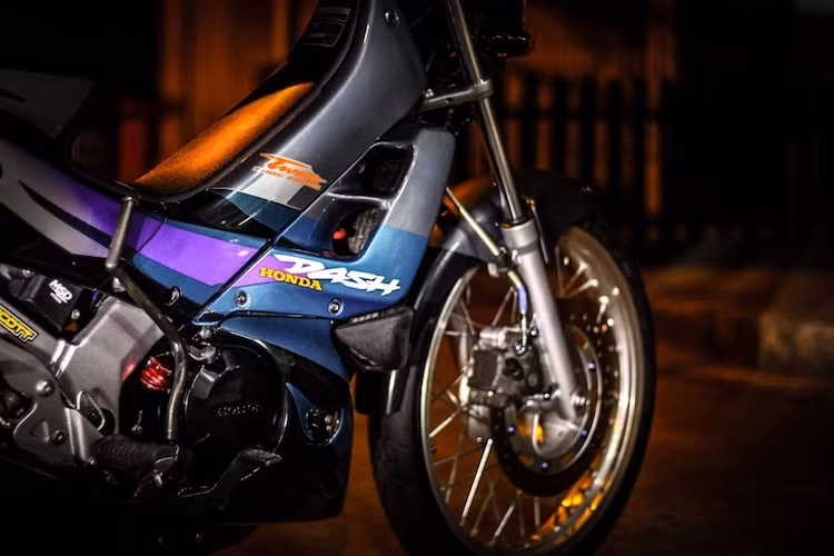 Trong đó, những chiếc Nova Dash đời sau xuất hiện nhiều và được dân chơi ưa chuộng hơn bởi kiểu dáng đẹp mắt và mâm đúc. Mặc dù vậy, vẫn có không ít những biker "trung thành" với chiếc Nova Dash đời đầu. Với lòng đam mê dòng xe này, một người chơi xe tại miền Nam đã phục chế lại một chiếc Nova RS đời đầu "như mới" và bổ sung cho xe những nâng cấp nhỏ nhưng đáng giá.