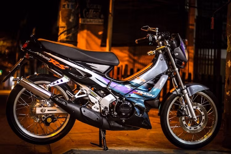 Ra mắt lần đầu vào năm 1995, Honda Nova Dash 125 từng một thời "thống trị" các đường phố tại Đông Nam Á với kiểu dáng hyper underbone phong cách và động cơ 125 cc 2 kỳ mạnh mẽ. Chiếc xe có 2 thế hệ là Honda Nova Dash RS và Nova Dash R với kiểu dáng vuông vức hơn, cùng với đời RS và SP nâng cấp sau này, được sửa đổi thiết kế khí động học hơn.