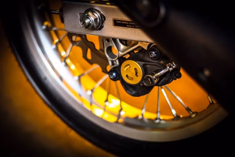 Ở phía sau, chiếc xe cũng có niềng nhôm siêu nhẹ và hệ thống phanh được nâng cấp với heo dầu từ một mẫu xe phân khối lớn khác và đĩa kiểng Galfer.