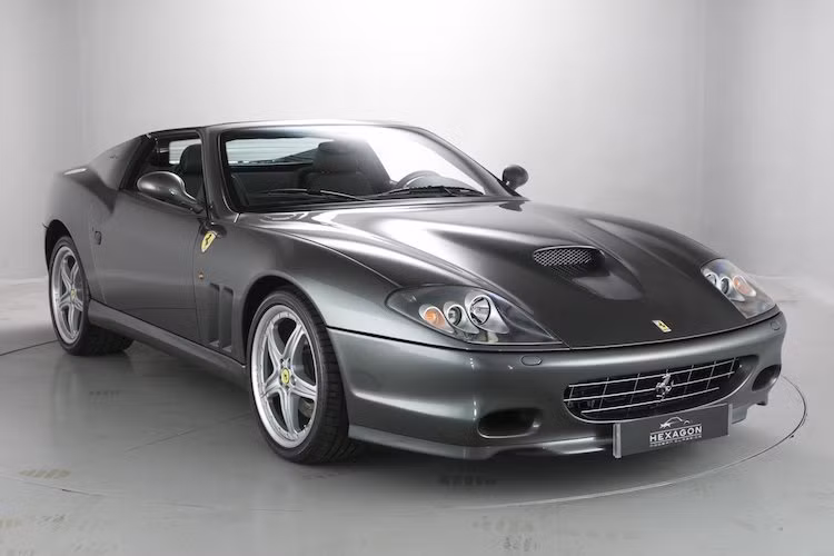 Ra mắt vào năm 1996, Ferrari 550 Maranello là mẫu xe thể thao sang trọng (GT) thay thế cho dòng F512M cũ của Ferrari và là "tiền nhiệm" của F12Berlinetta ngày nay. Trong lịch sử, dòng xe này chỉ có duy nhất 2 phiên bản mui trần đặc biệt là 550 Barchetta năm 2000 và Ferrari 575M Superamerica năm 2006.